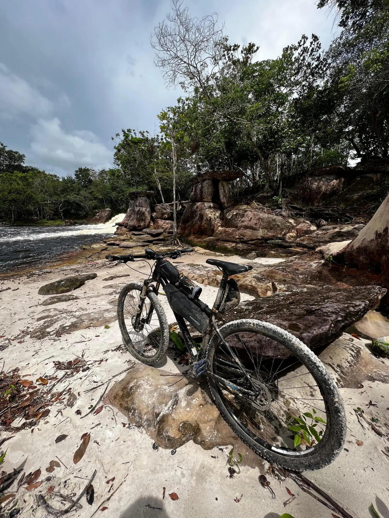 Bicicleta apoiada nas pedras da Cachoeira Cabeça da Perema