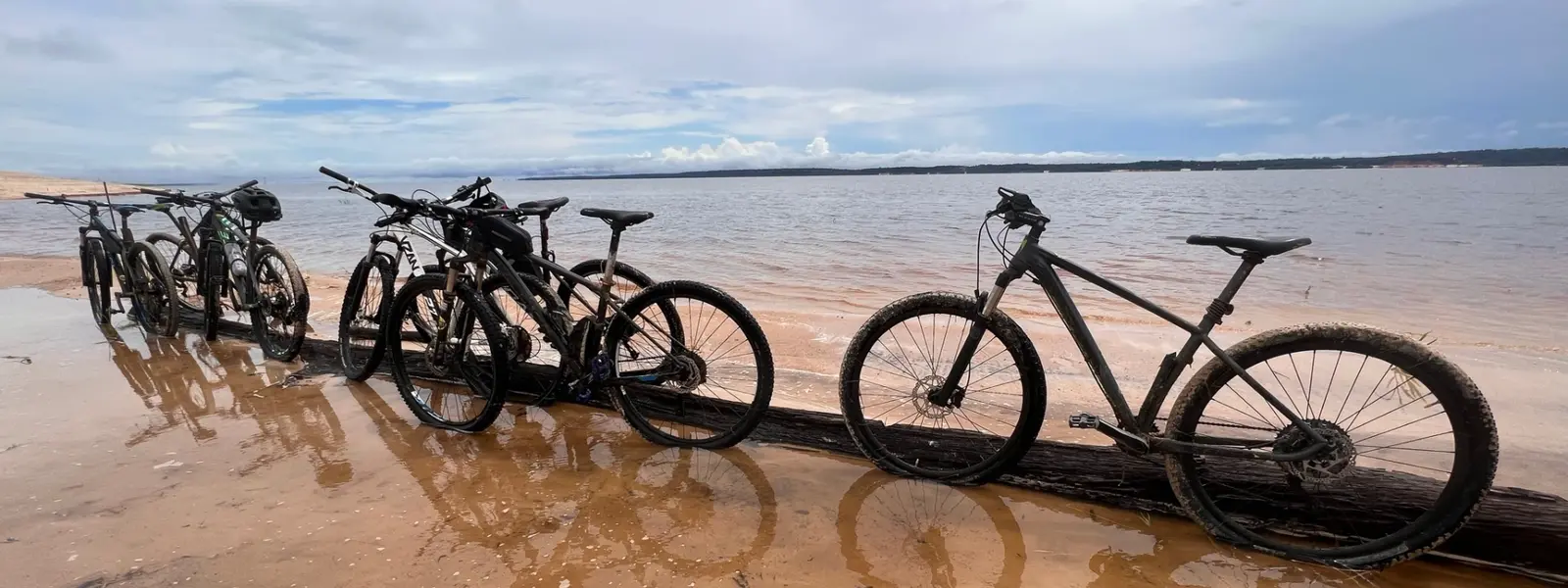 Bicicletas na praia do Tupé