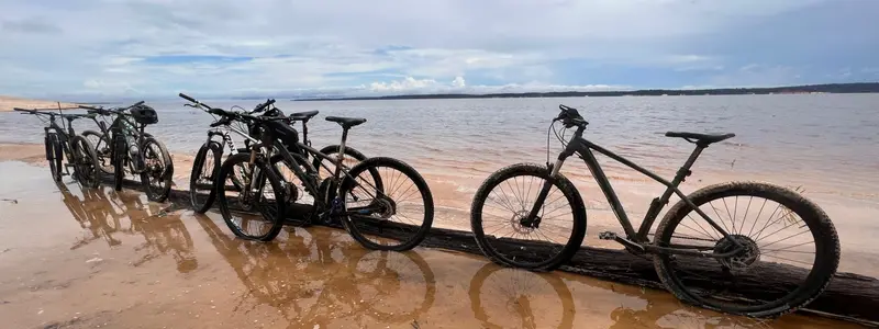Bicicletas na praia do Tupé