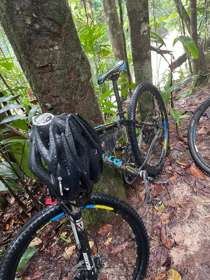 Bicicleta na trilha da Cachoeira da Neblina
