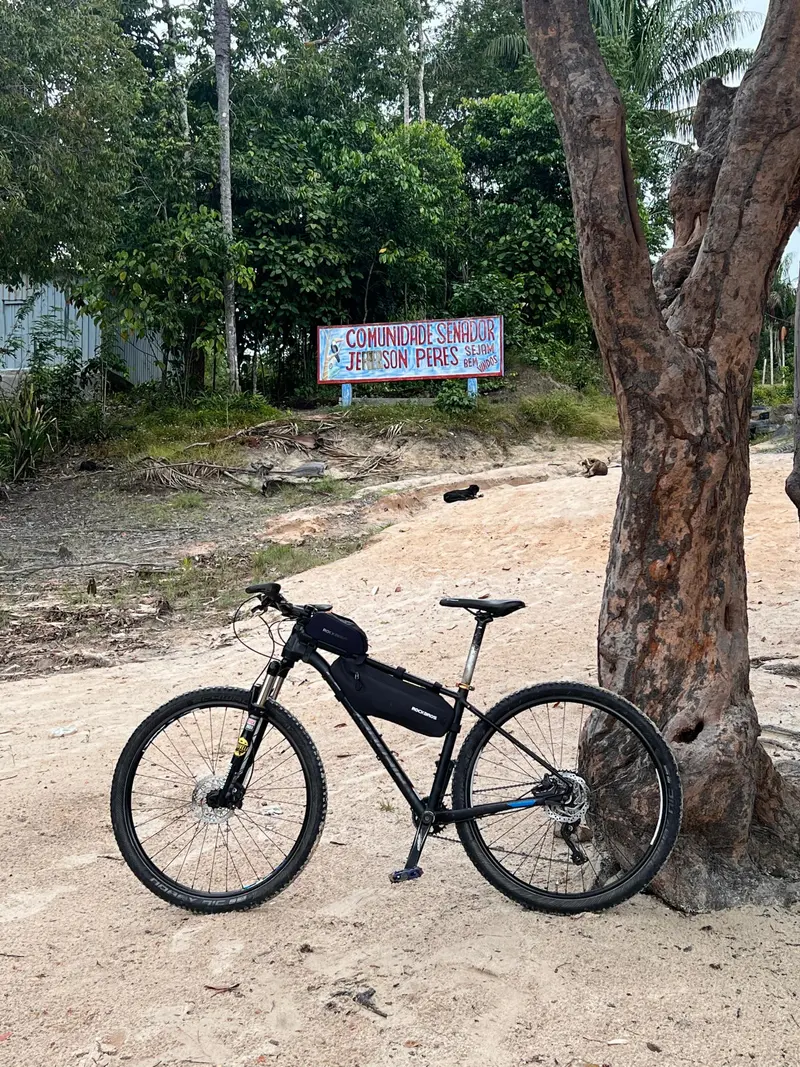 Bicicleta na entrada da trilha do Caniço