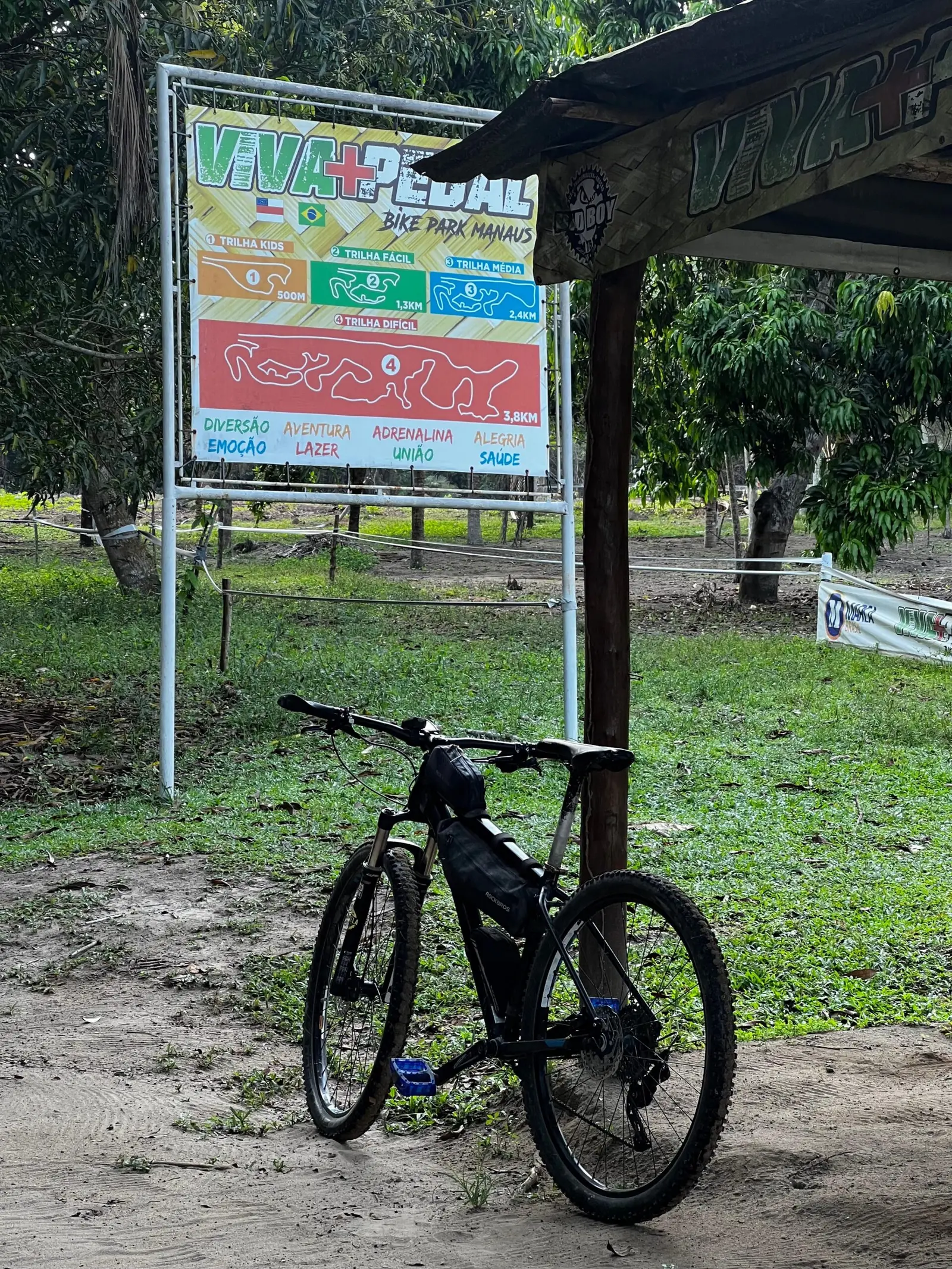 Bicicleta junto à placa da trilha do Viva+Pedal