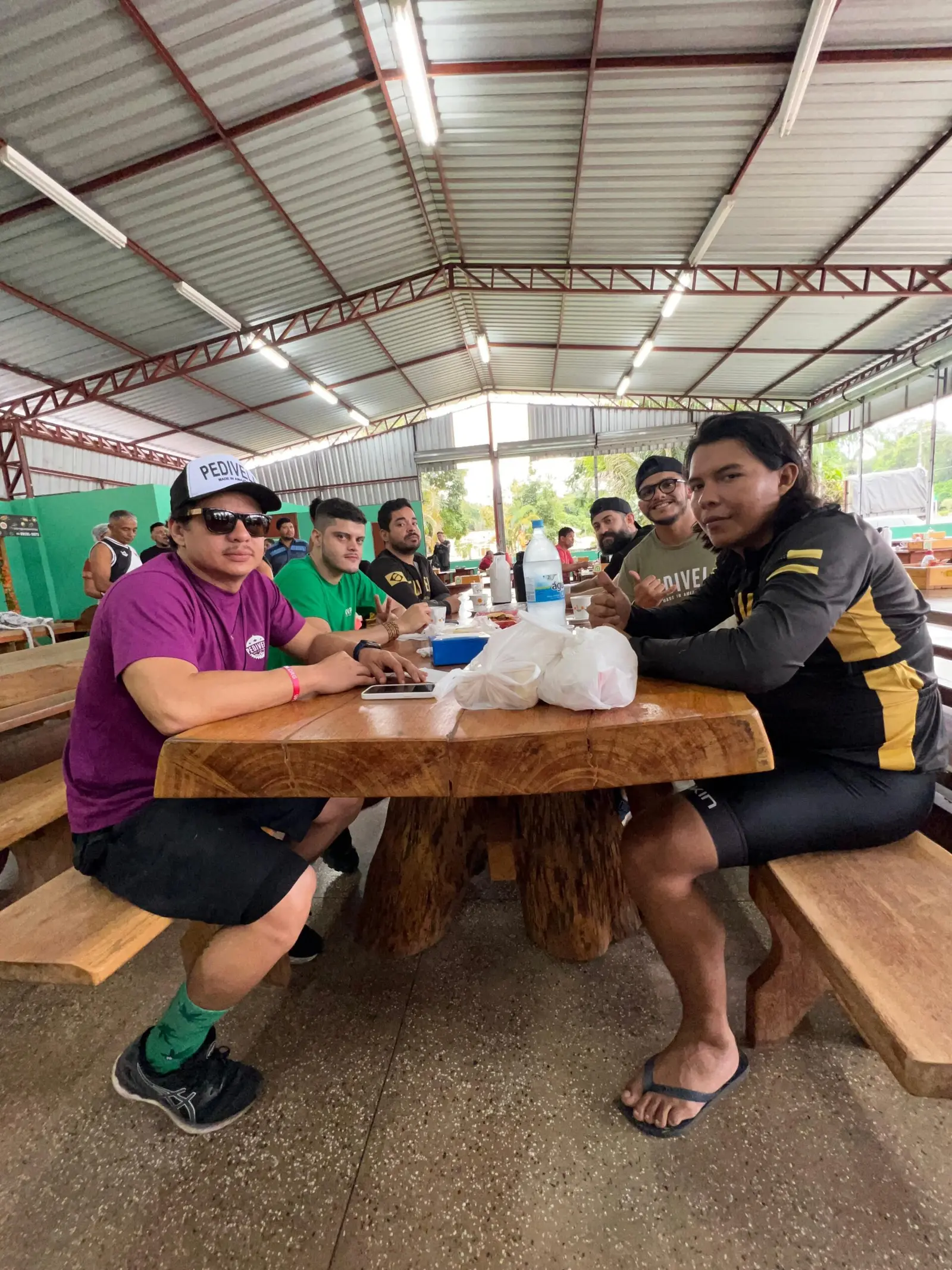 Café da manhã dos ciclistas antes da trilha