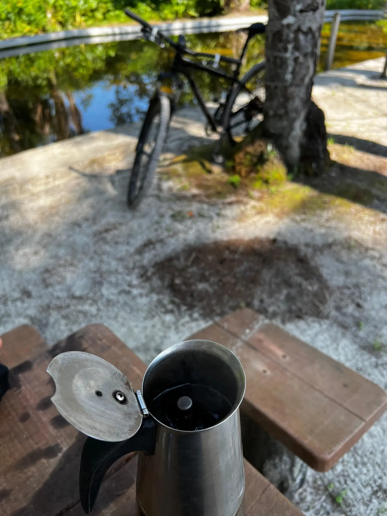 Café à beira do igarapé durante o pedal