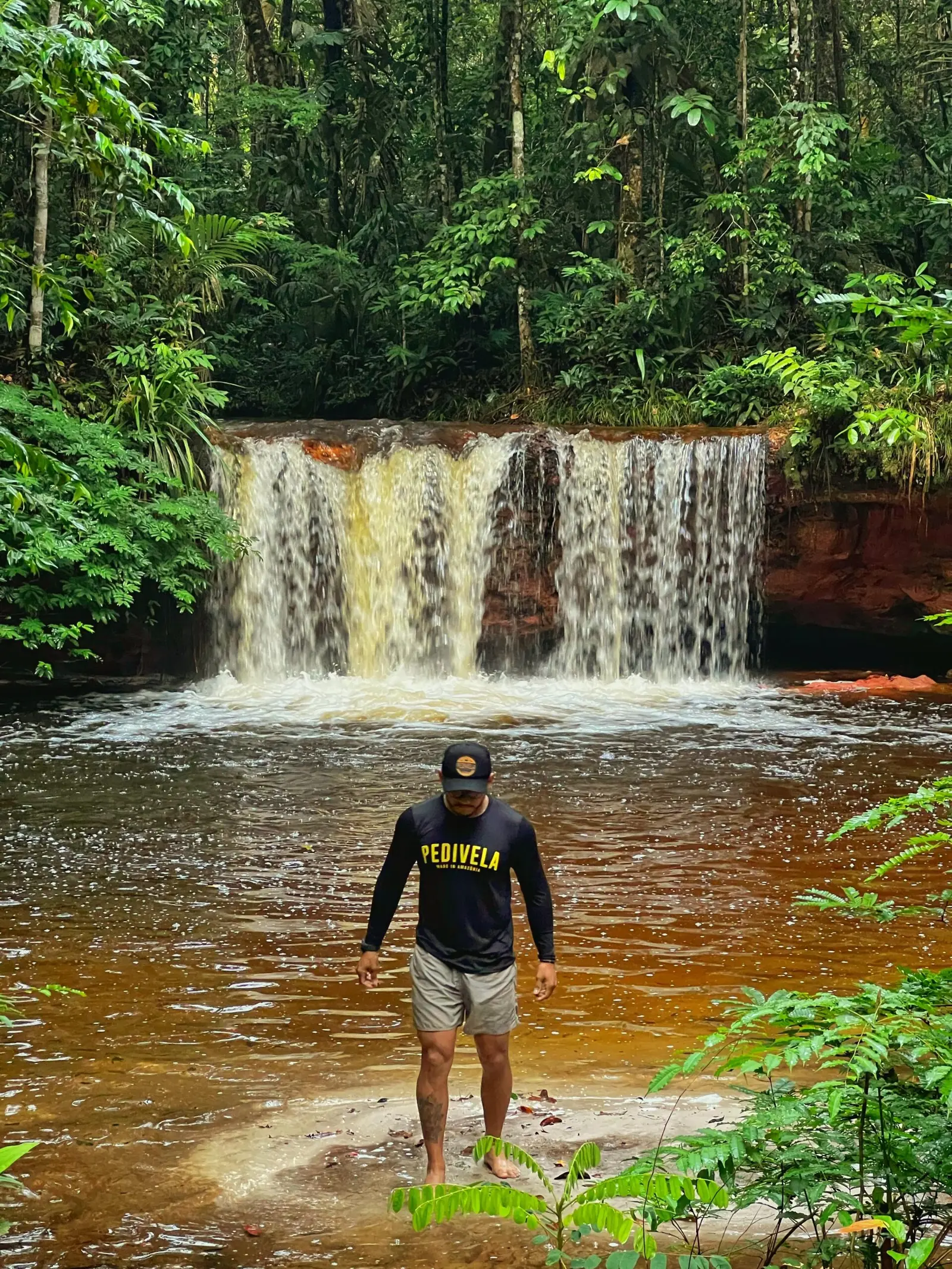 Ciclista diante da Cachoeira do Jacaré