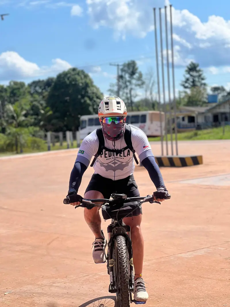 Ciclista na estrada a caminho do Mamori