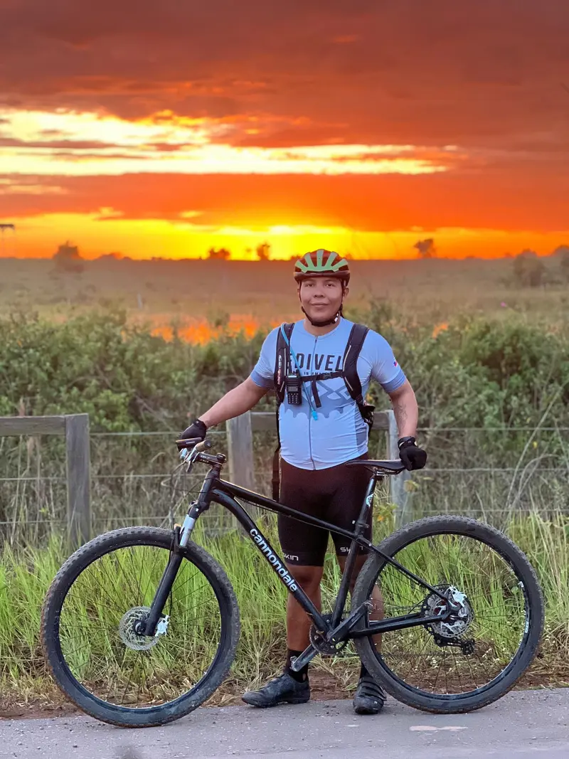 Ciclista ao pôr do sol na estrada do Mamori