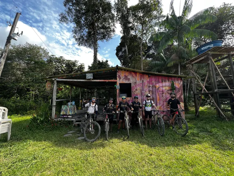 Ciclistas na casa de apoio da Cachoeira Natal