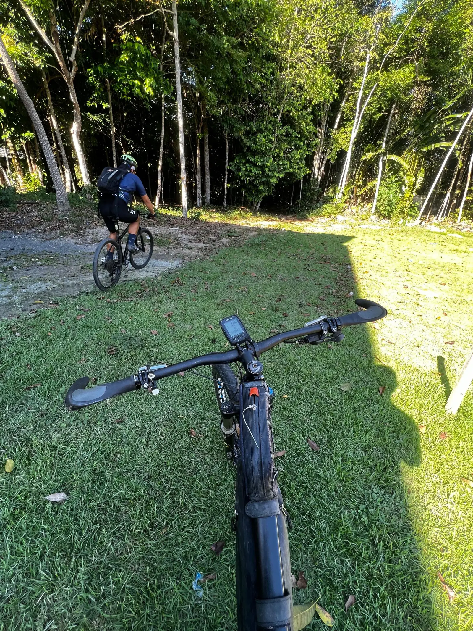Ciclistas entrando na trilha da UFAM