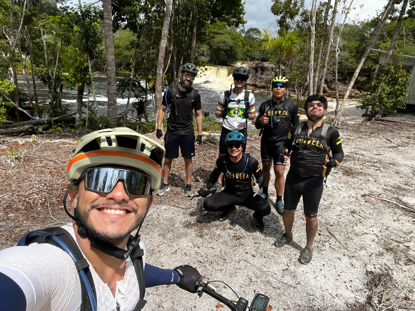 Grupo de ciclistas na Cachoeira da Perema