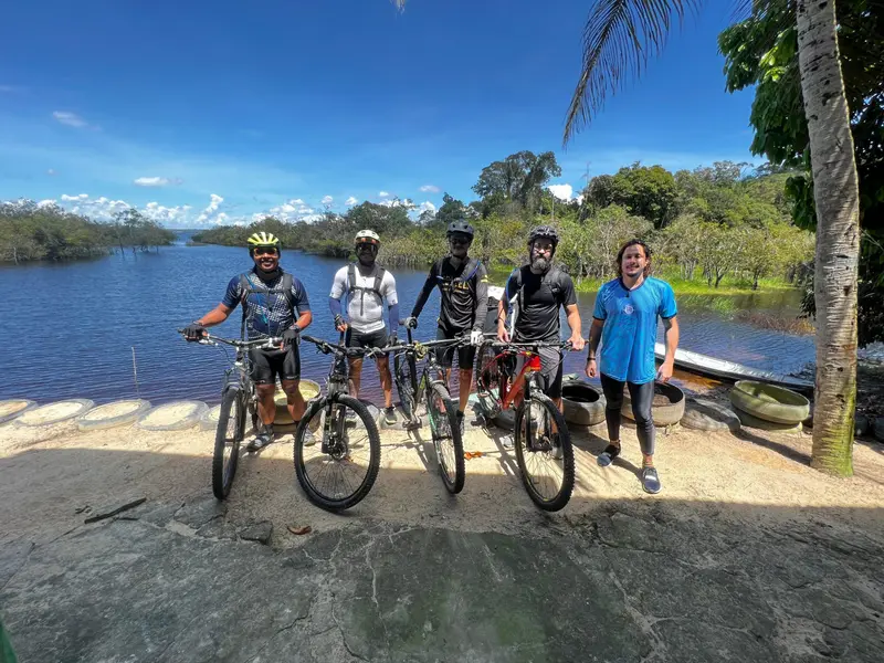 Ciclistas na praia do Tupé, às margens do Rio Negro