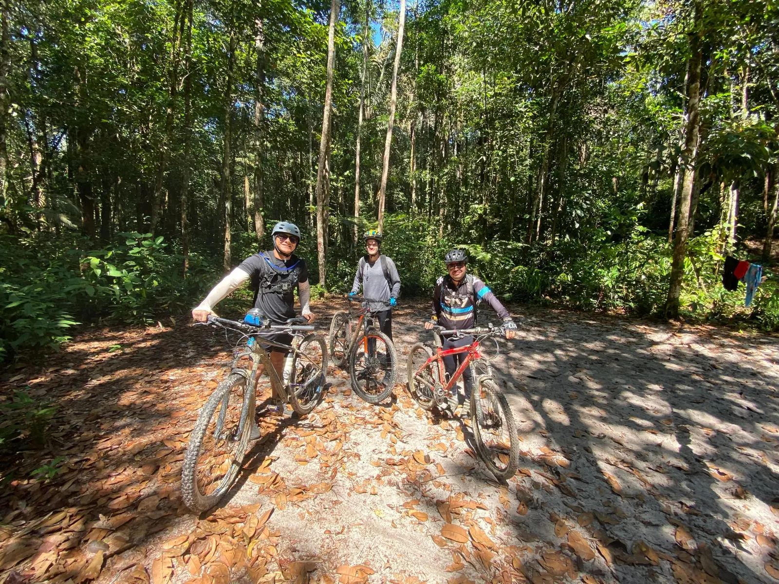 Ciclistas na trilha do Jacaré