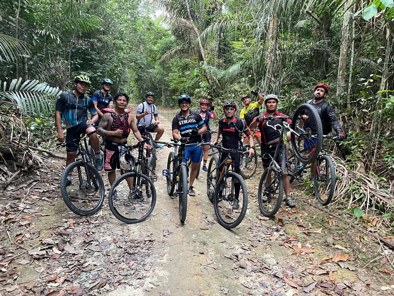 Grupo de ciclistas na UFAM