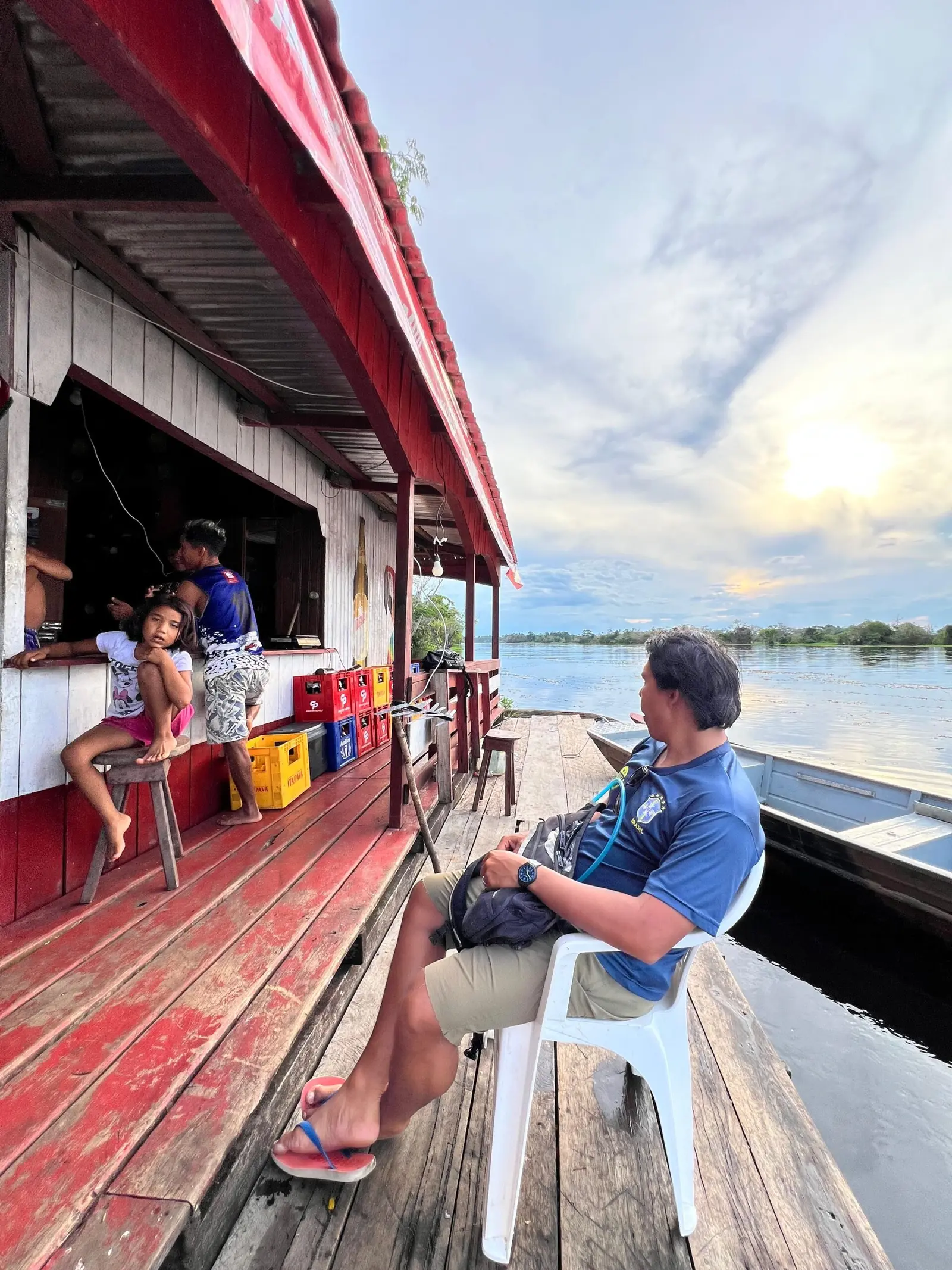 Parada em bar flutuante no Mamori