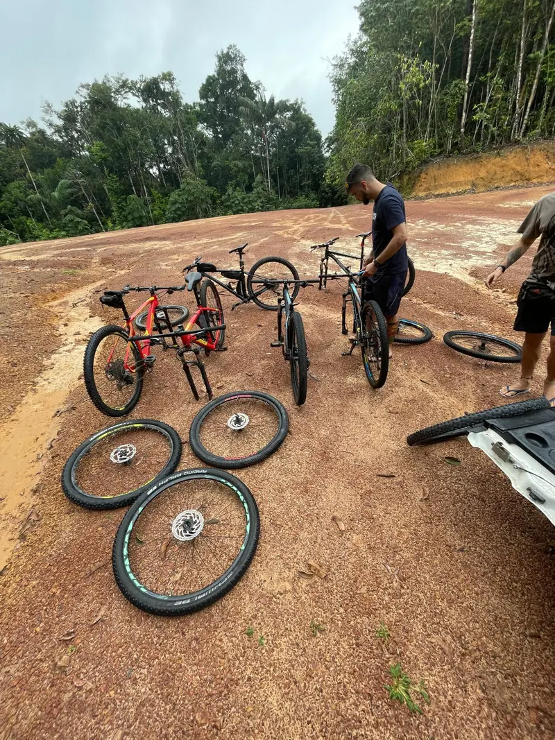 Ciclista com as bicicletas do grupo