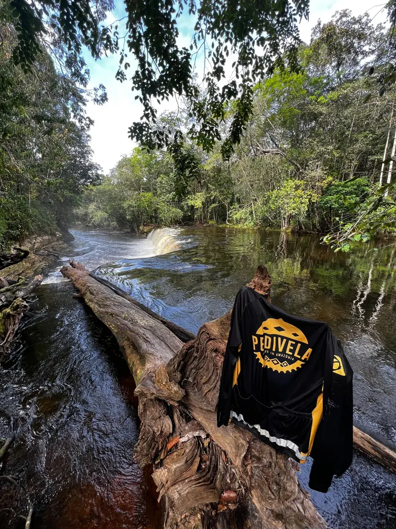 Camisa da Pedivela Amazônia diante da Cachoeira Natal