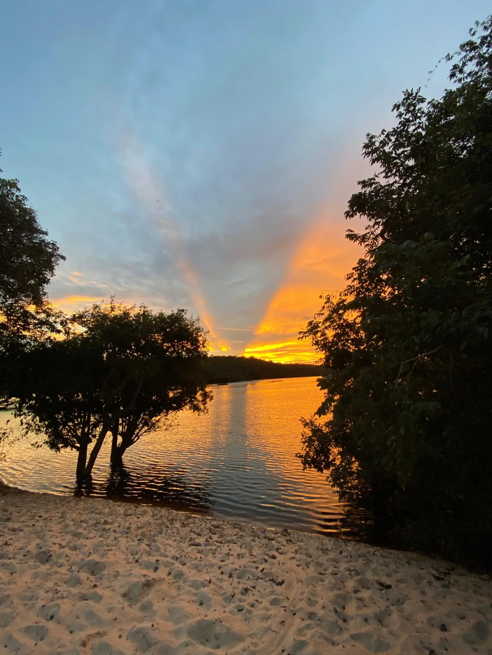Pôr do sol no Rio Negro, no Tupé